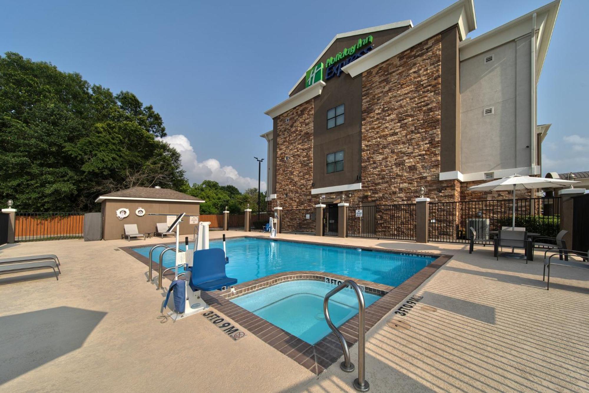 Holiday Inn Express & Suites Cleveland By Ihg Exterior foto